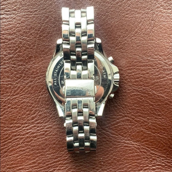 Michael Kors Silver 112800 Watch - Picture 2 of 5